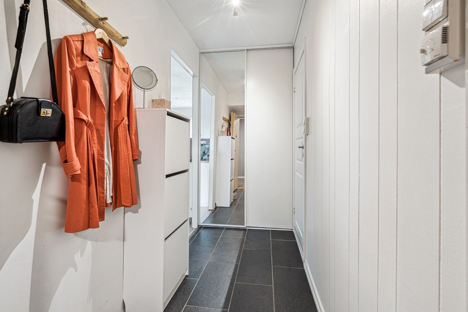 Velkommen inn. Entréen har et praktisk garderobeskap. Galleribilde