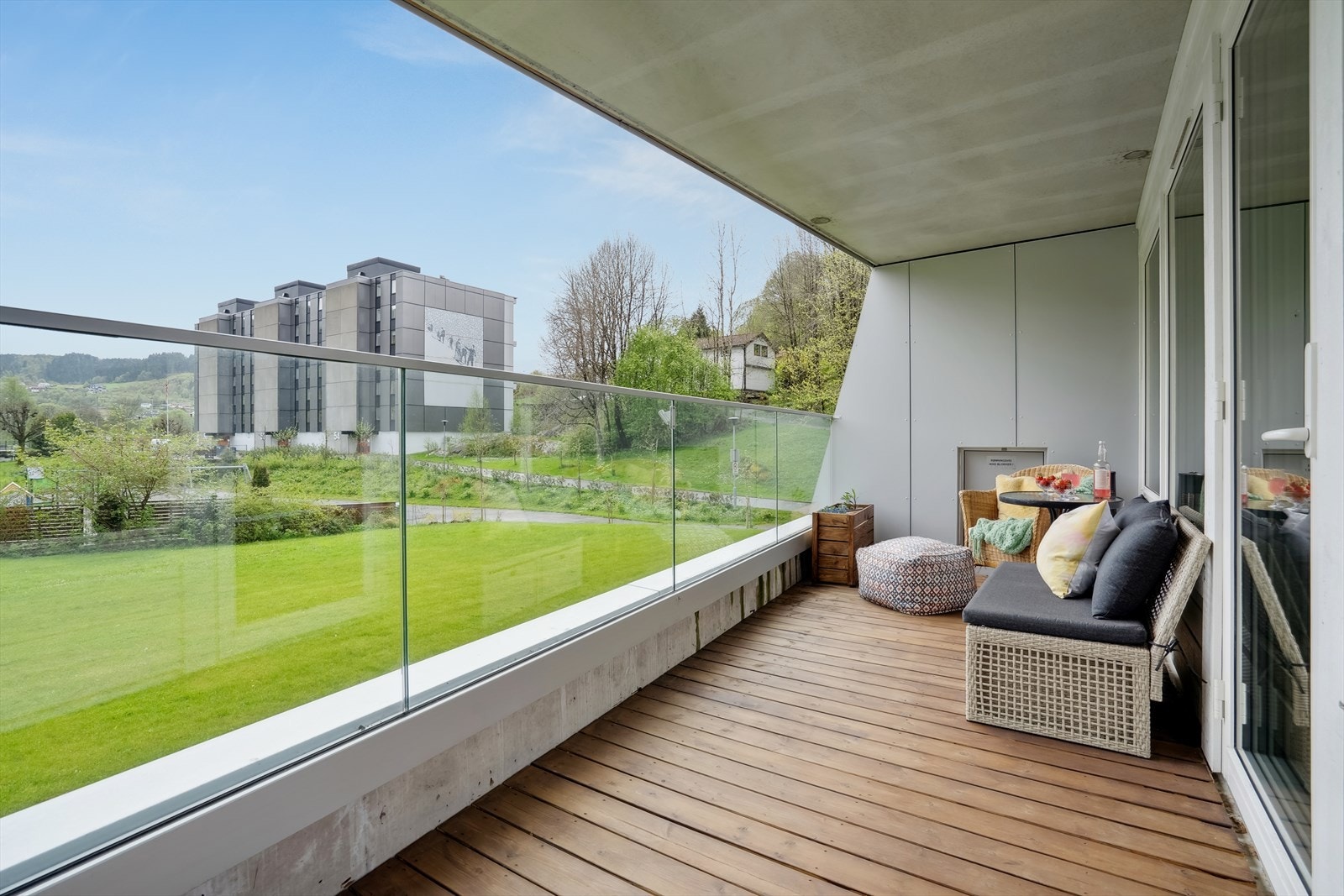 Hjertelig velkommen til Elvenesvegen 60 - En trivelig leilighet med fin intern beliggenhet! Boligen har en stor terrasse med plass til utemøbler og planter. Her kan solen nytes fra tidlig morgen til sen ettermiddag. Galleribilde