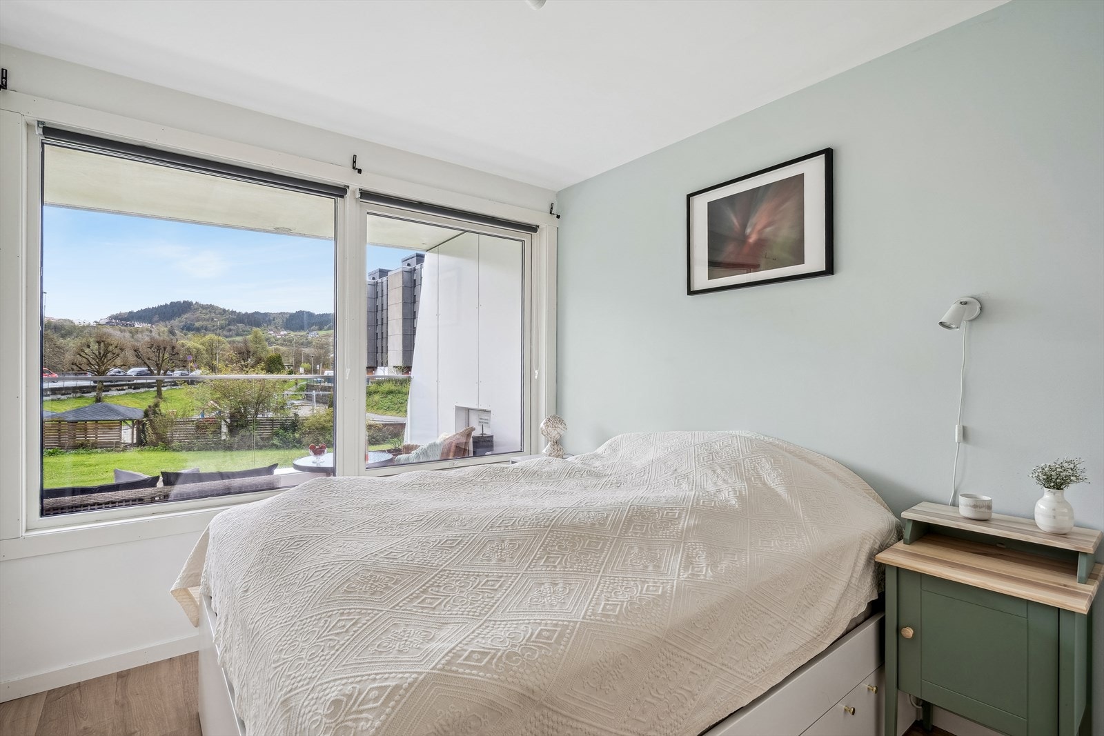 Stort lyst deilig soverom av god størrelse. Har flere garderobeskap. Galleribilde