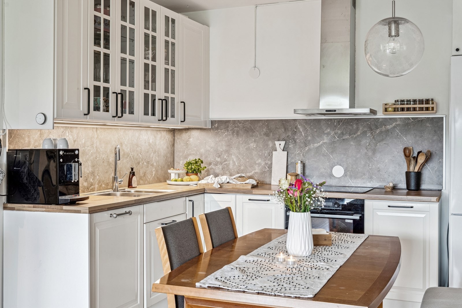 Det ble installert nytt veggpanel over kjøkkenbenk i 2024. Galleribilde