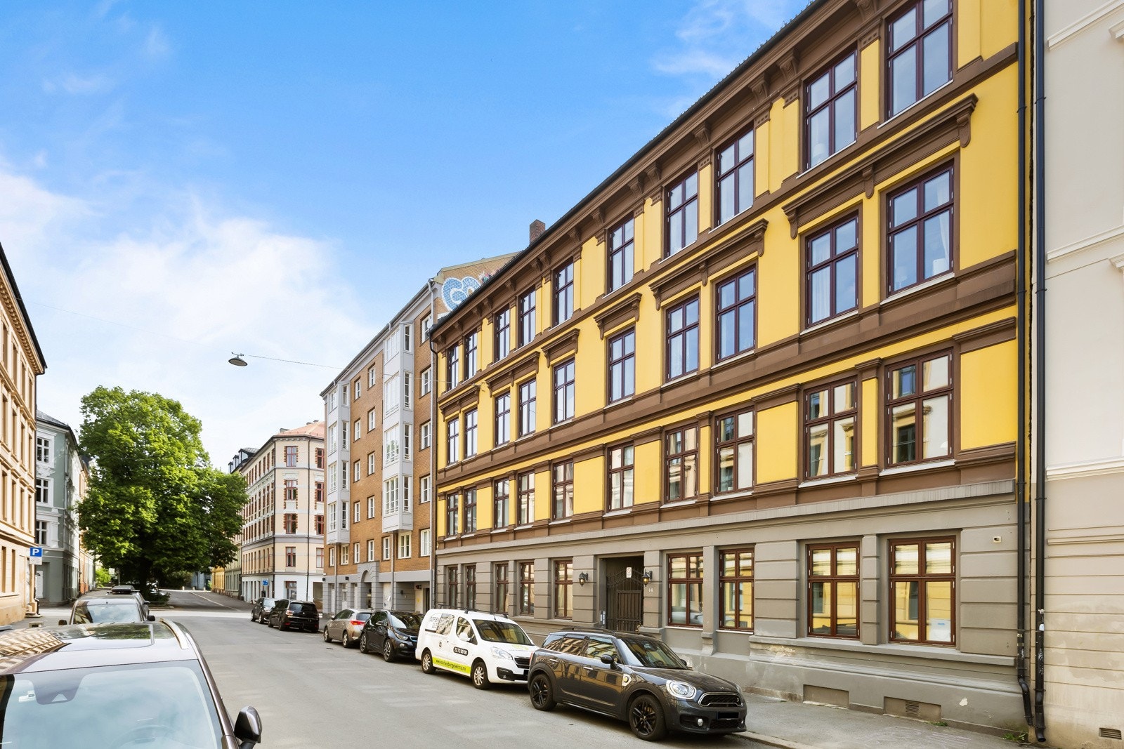 Boligen har en meget attraktiv og sentral beliggenhet på Grünerløkka, midt i Oslo med "alt" innen kort gangavstand Galleribilde