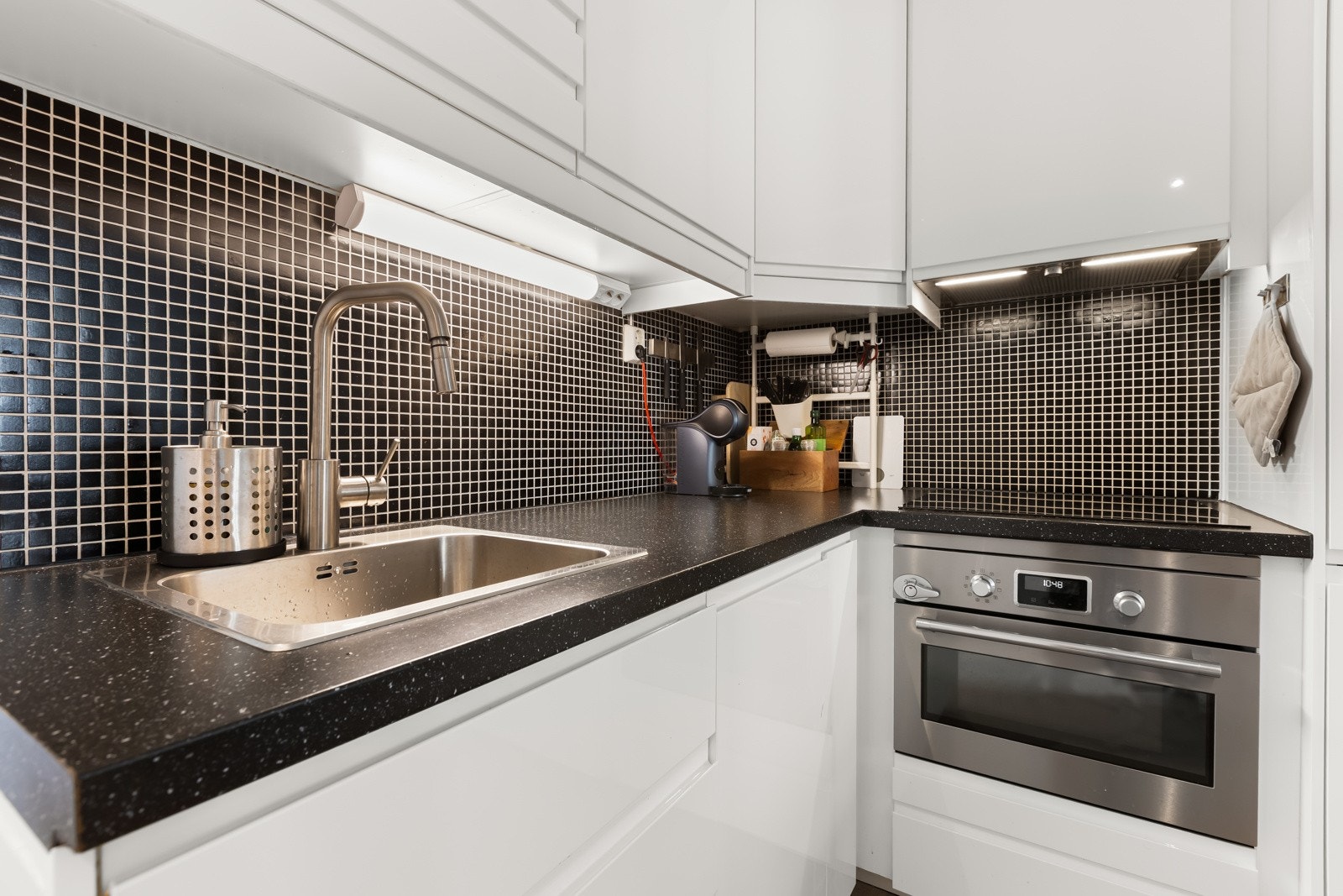 Den L-formede utformingen sørger for optimal utnyttelse av plassen, med god arbeidsflate og rikelig lagringsplass Galleribilde