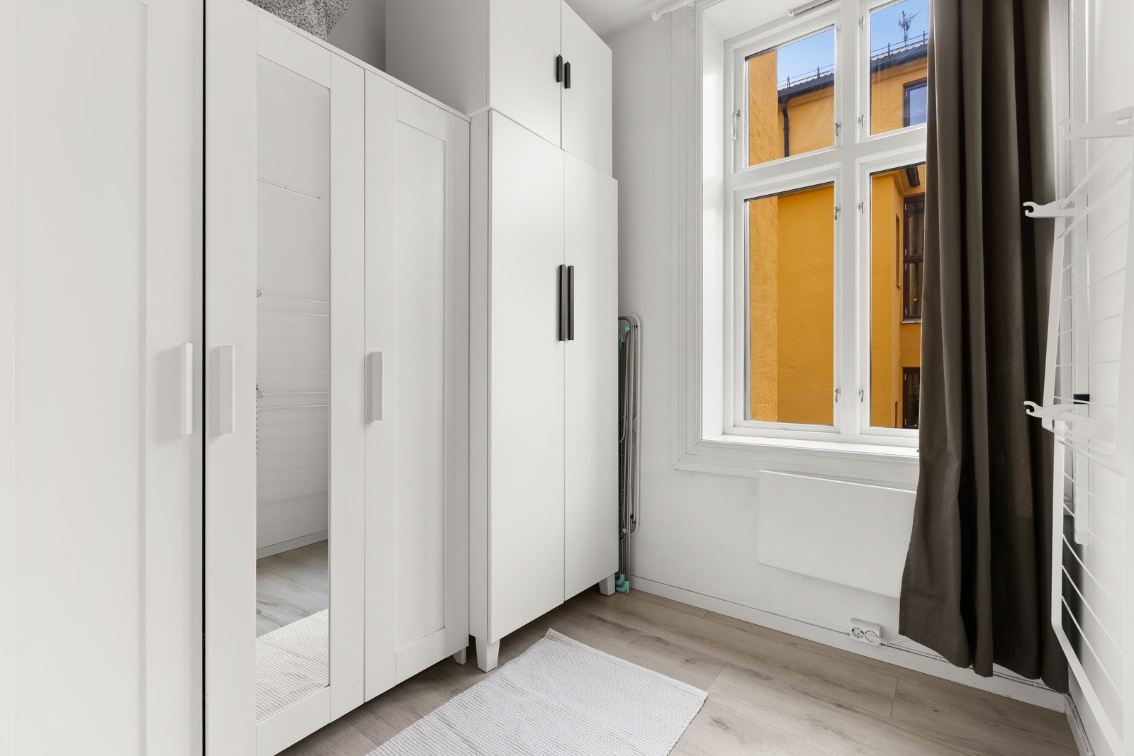 Leilighetens andre soverom har god plass til seng, nattbord og garderobeskap Galleribilde