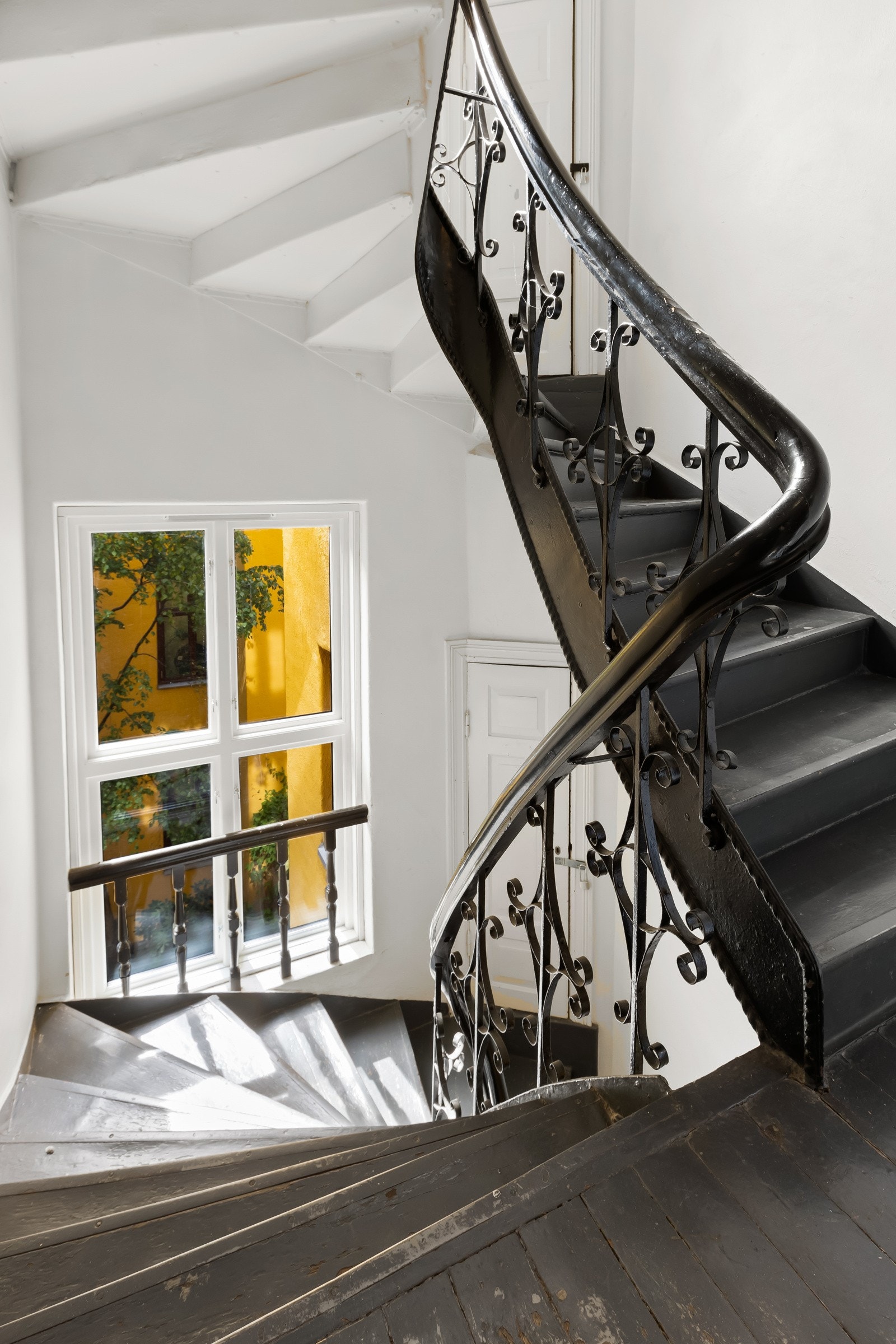 Leiligheten ligger i et klassisk og pent bygg Galleribilde