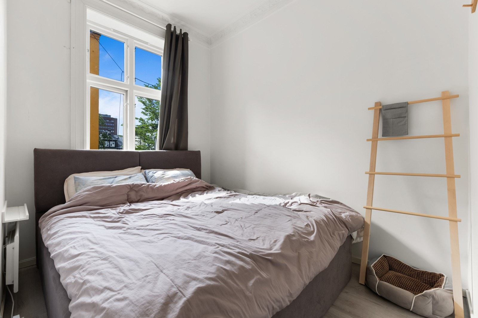 Hovedsoverommet er romslig og behagelig, med vindu ut mot en fredelig bakgård Galleribilde