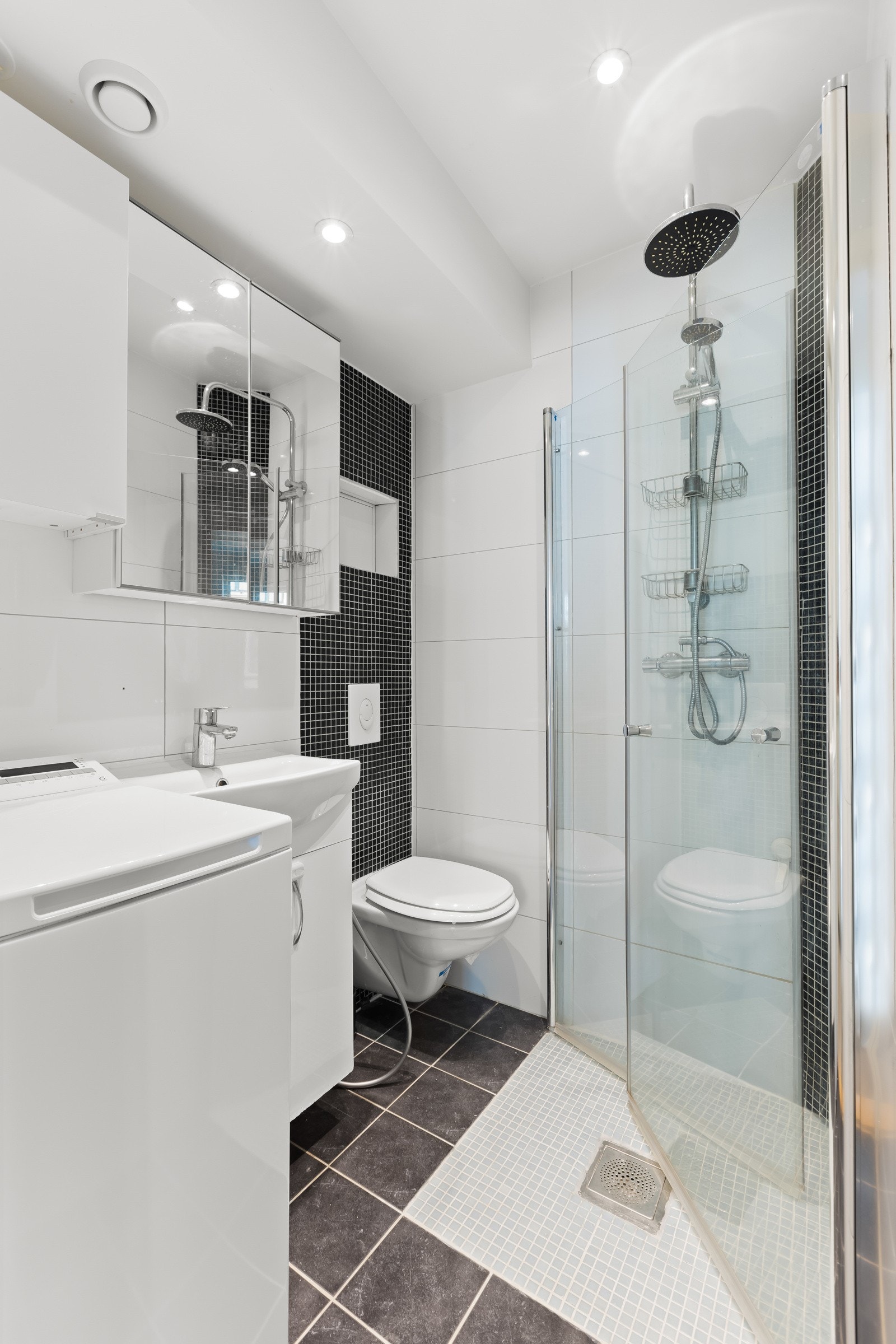 Stilrent og moderne baderom pusset opp i 2023, badet har smart og funksjonell innredning og opplegg for vaskemaskin Galleribilde