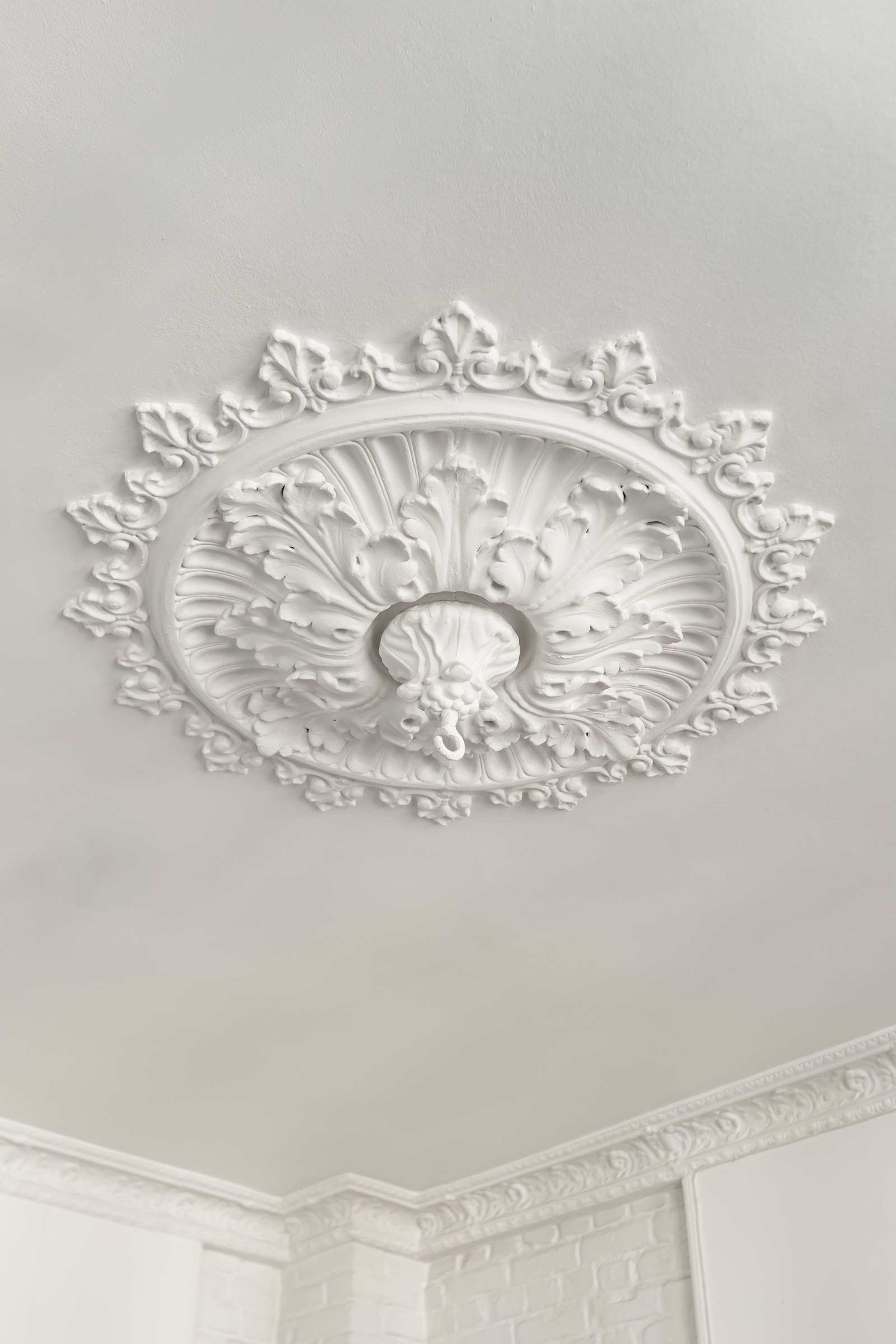 Stuen har klassiske detaljer som stukkatur og rosett Galleribilde