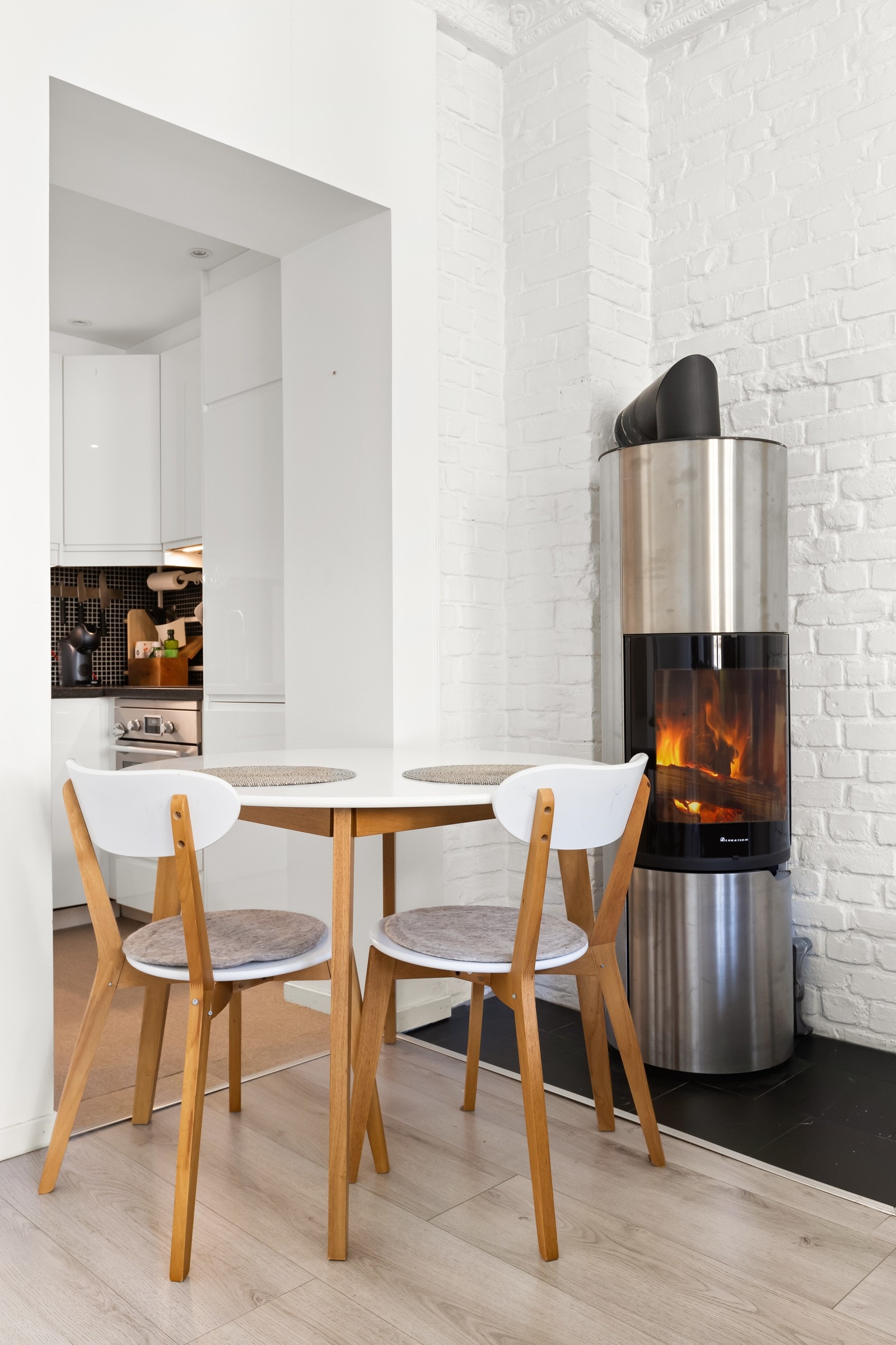 En stemningsfull peisovn gir rommet karakter og eleganse Galleribilde