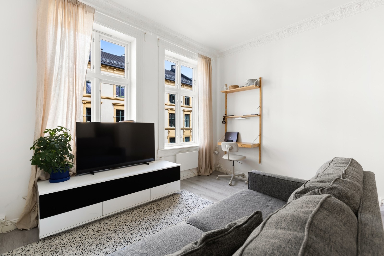 Stuen har en luftige atmosfære, med takhøyde på nesten 3 meter (2,92 m) og store vindusflater som slipper inn rikelig med naturlig lys Galleribilde