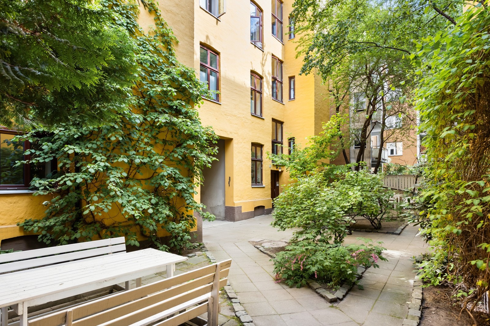 Borettslaget har en grønn og rolig bakgård - her bor du sentralt, men likevel tilbaketrukket! Galleribilde