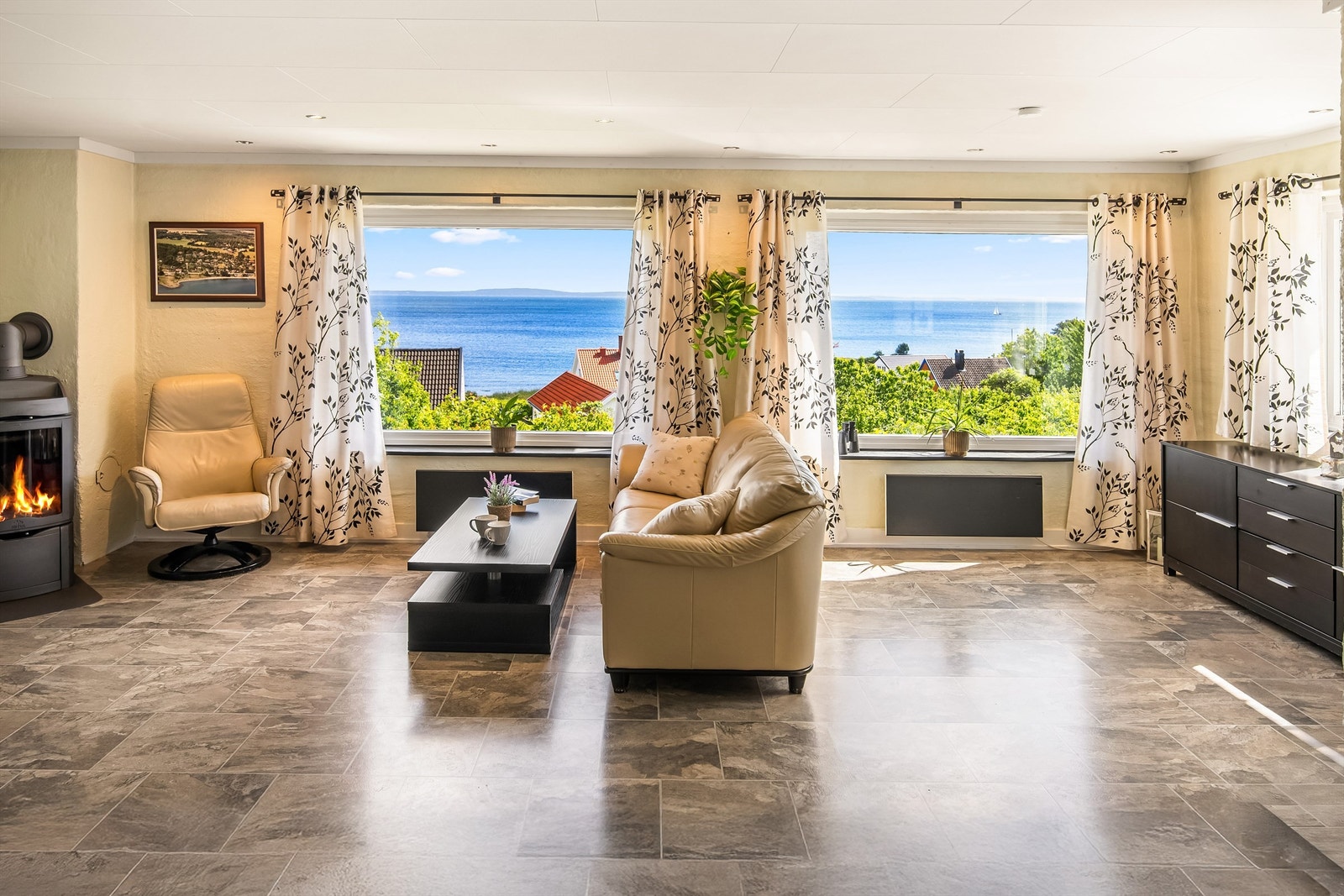 Rett inn i stuen møter du sjøen ved første øyekast Galleribilde