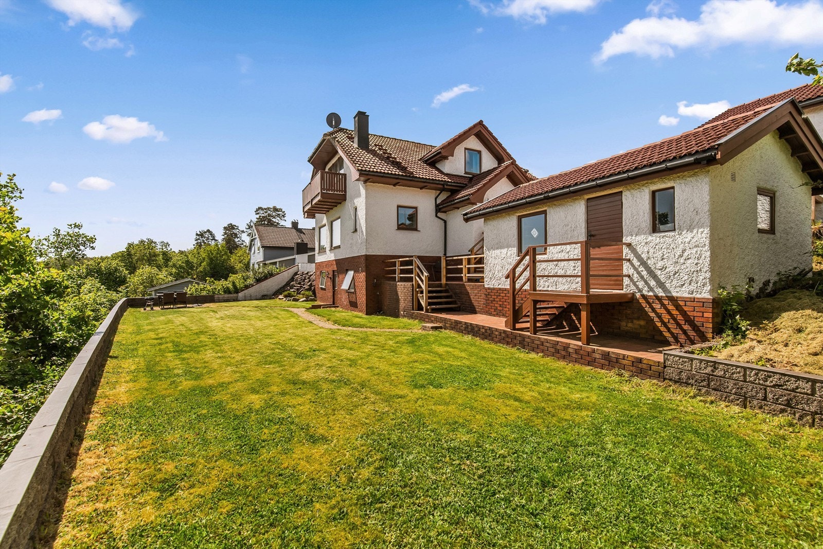 Fra hagen er det også frittstående bygg med 2 boder Galleribilde