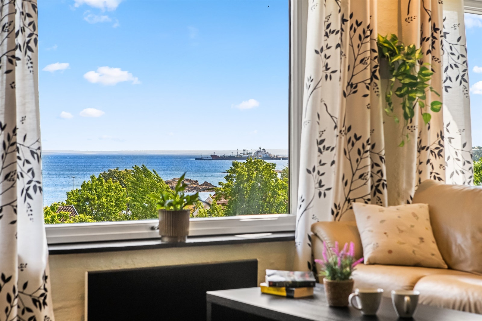 Her kan du sitte å følge med på all båttrafikk som foregår på sjøen og ved raffineriet Galleribilde