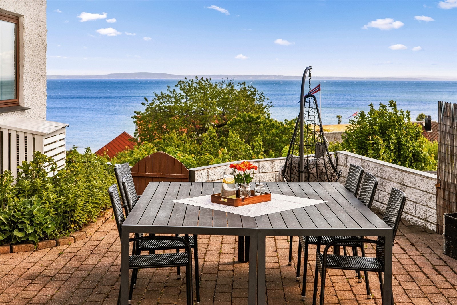 På terrassen kan du nyte måltidene til en fantastisk utsikt Galleribilde