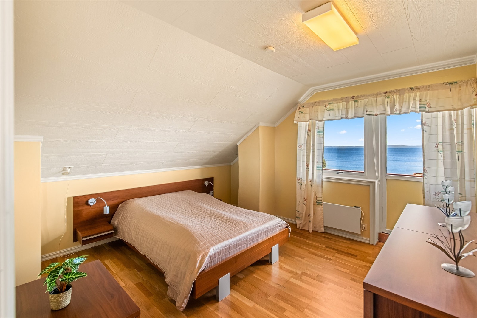 Hovedsoverommet er romslig med adkomst til balkong Galleribilde