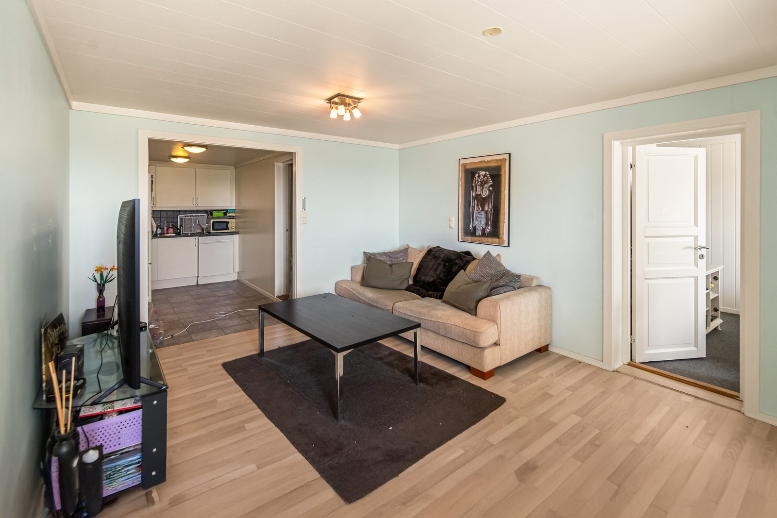 Fra stuen ligger også kjøkkenet i delvis åpen løsning. (ikke godkjent for varig opphold, se punkt om ferdigattest) Galleribilde