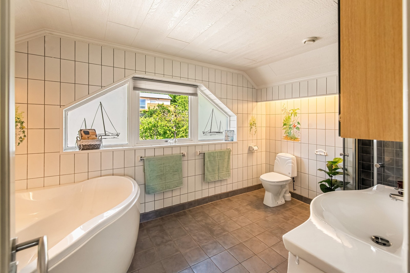 Bad i 2.etg er flislagt med varmekabler i gulv Galleribilde