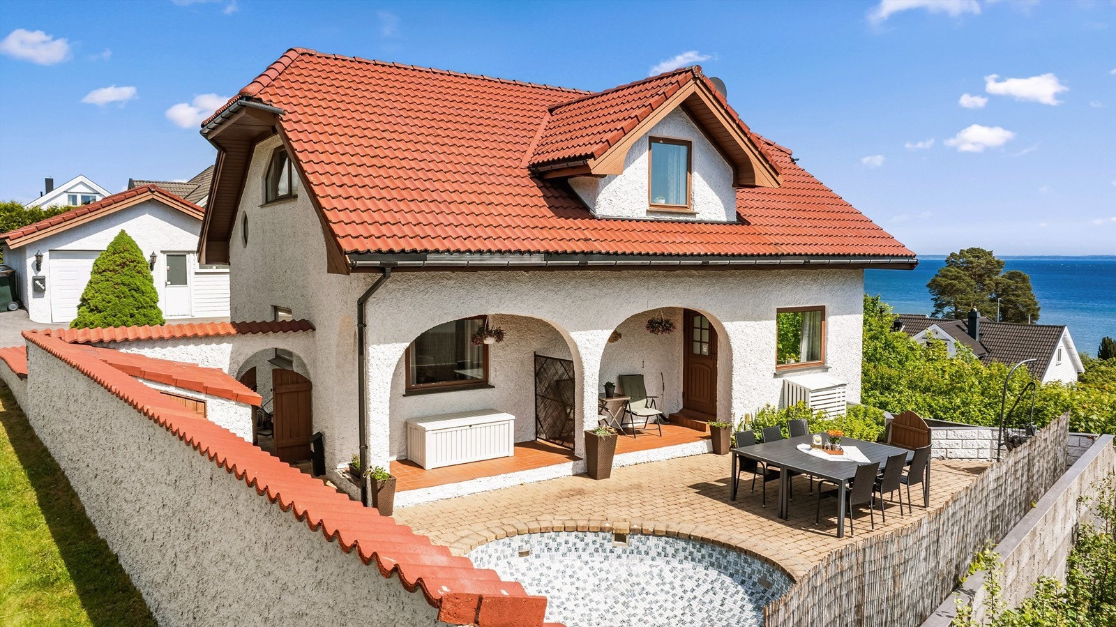 Boligen har en flott beliggenhet med panorama utsikt til sjøen Galleribilde