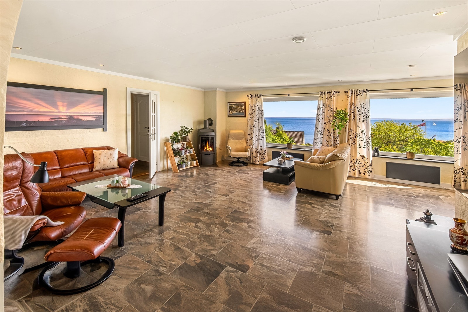 Peis er montert i stue for god varme på de kjøligste dagene. Galleribilde