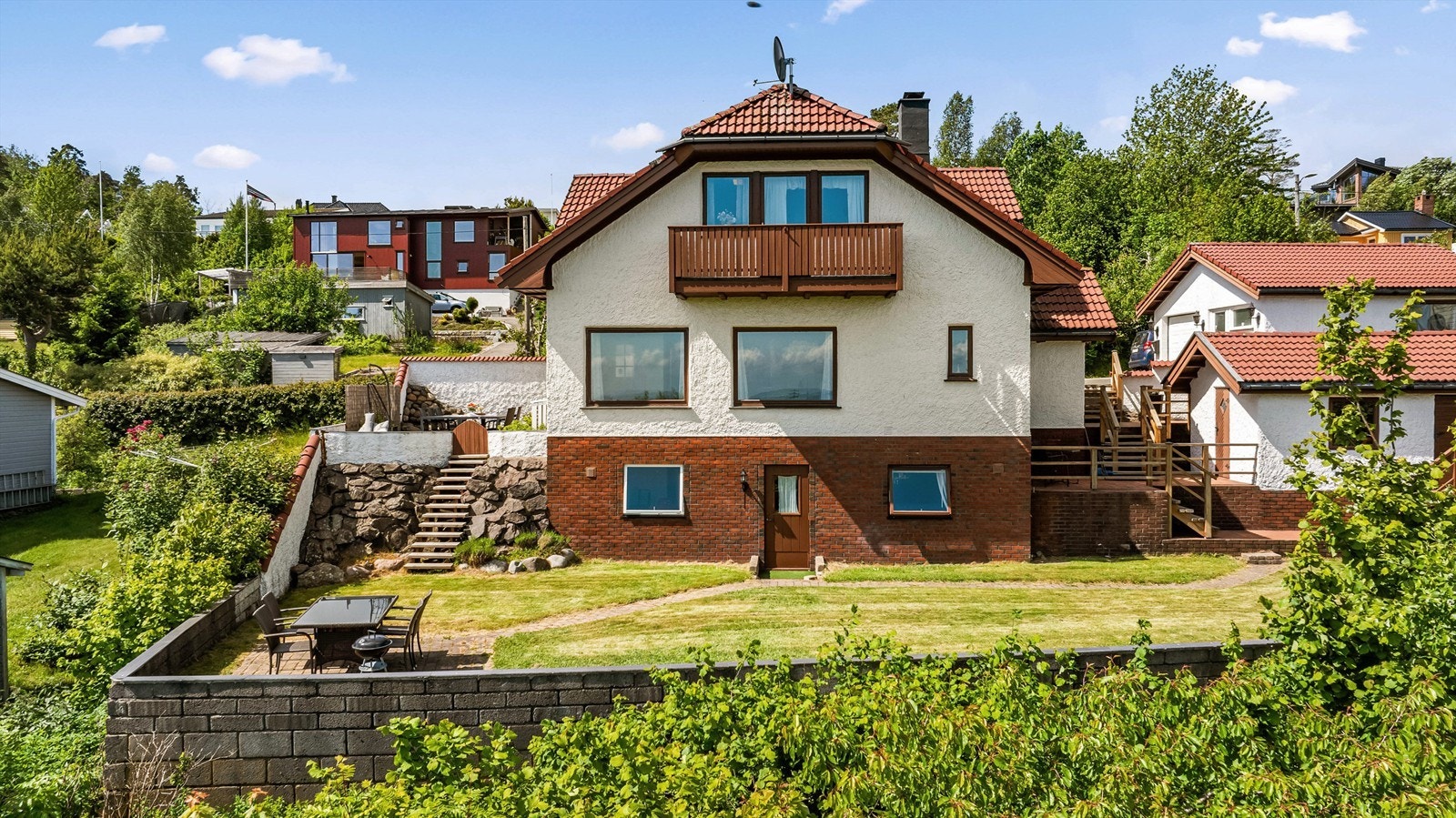 Denne flotte familieboligen har et fint plenområde som passer perfekt til hageleker Galleribilde