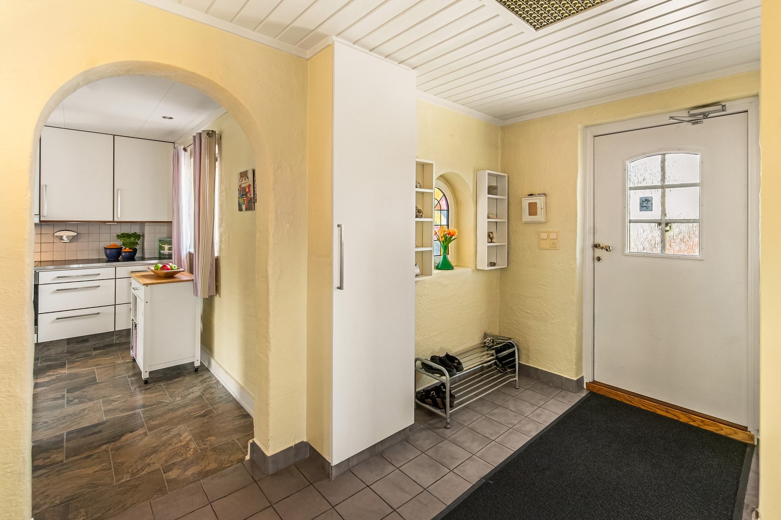 Du møter en romslig og finn hall inne i boligen som derifra har adkomst til etasjens rom Galleribilde