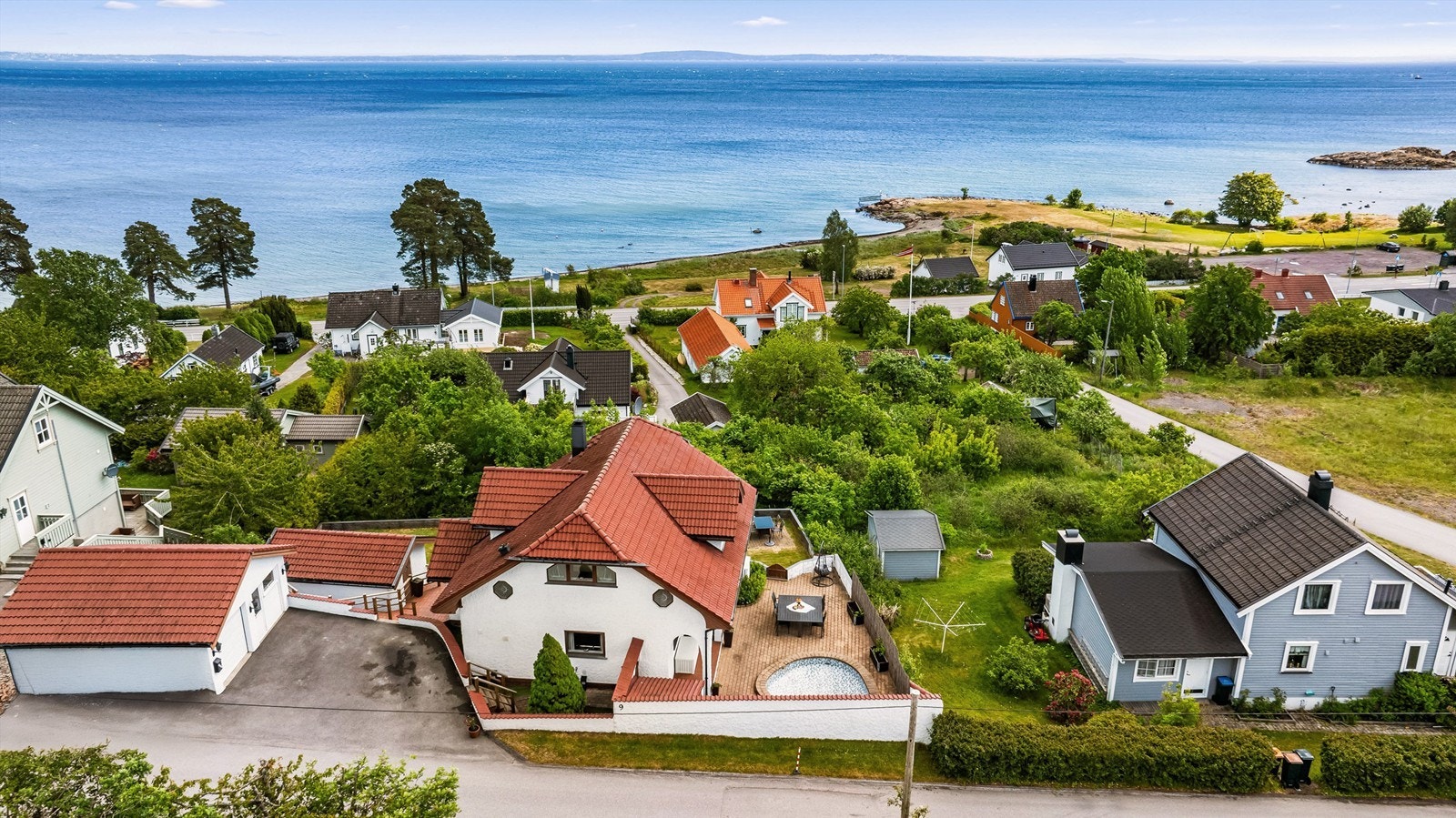 På varme sommerdager kan du ta på sandalene og rusle en kort tur ned til vannet Galleribilde