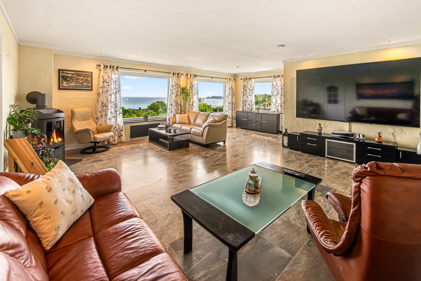 Stuen er såpass stor så her er det plass til flere sittesoner Galleribilde