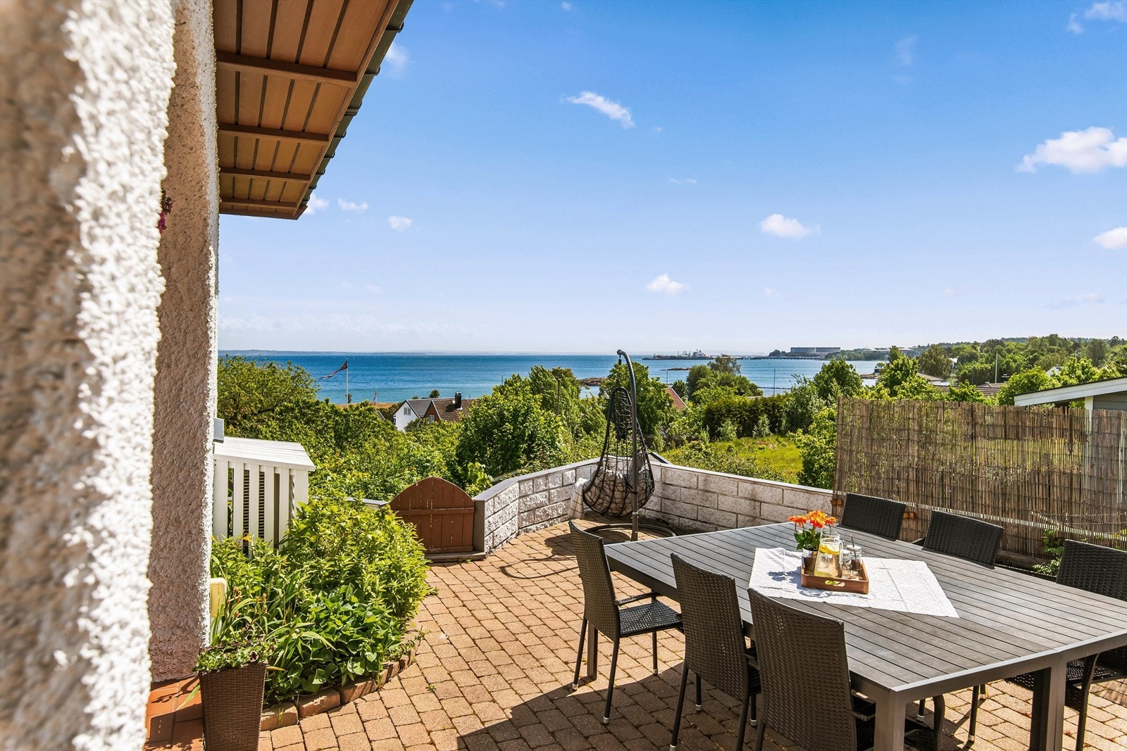 Uteplassen ligger i retning øst mot vest og har godt med sol hele dagen Galleribilde