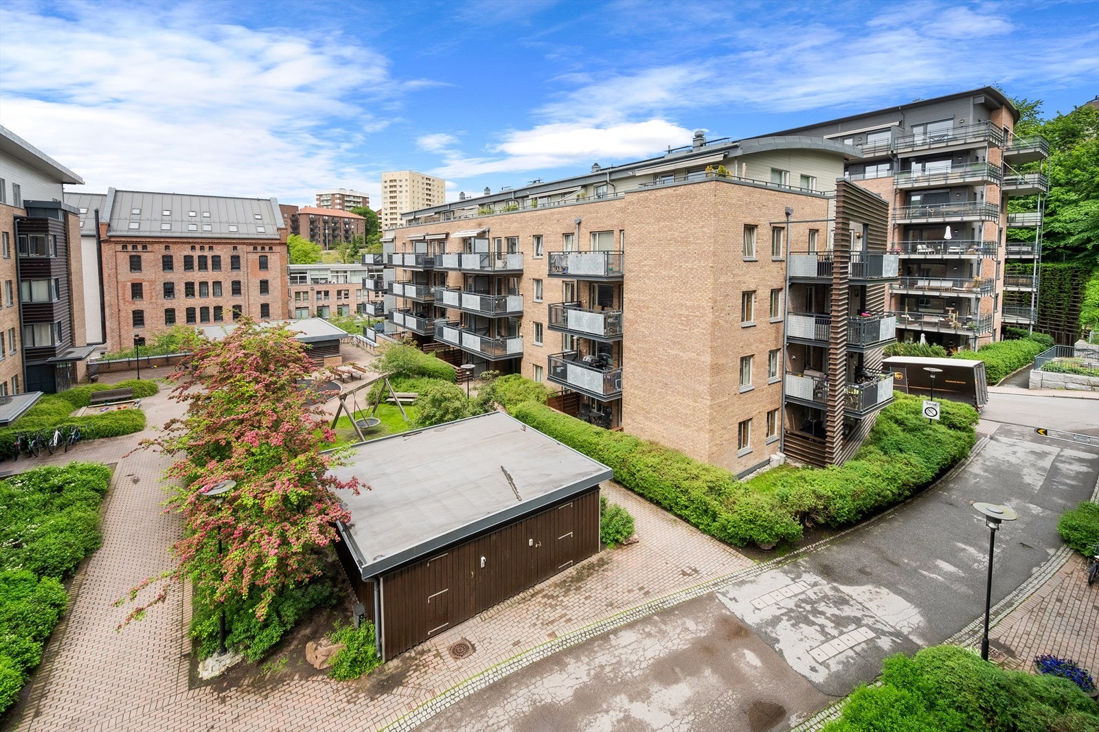 Selger kjøpte leiligheten pga koselig utsyn og gjennomgående lys, god størrelse på alle soverom og god planløsning. Galleribilde
