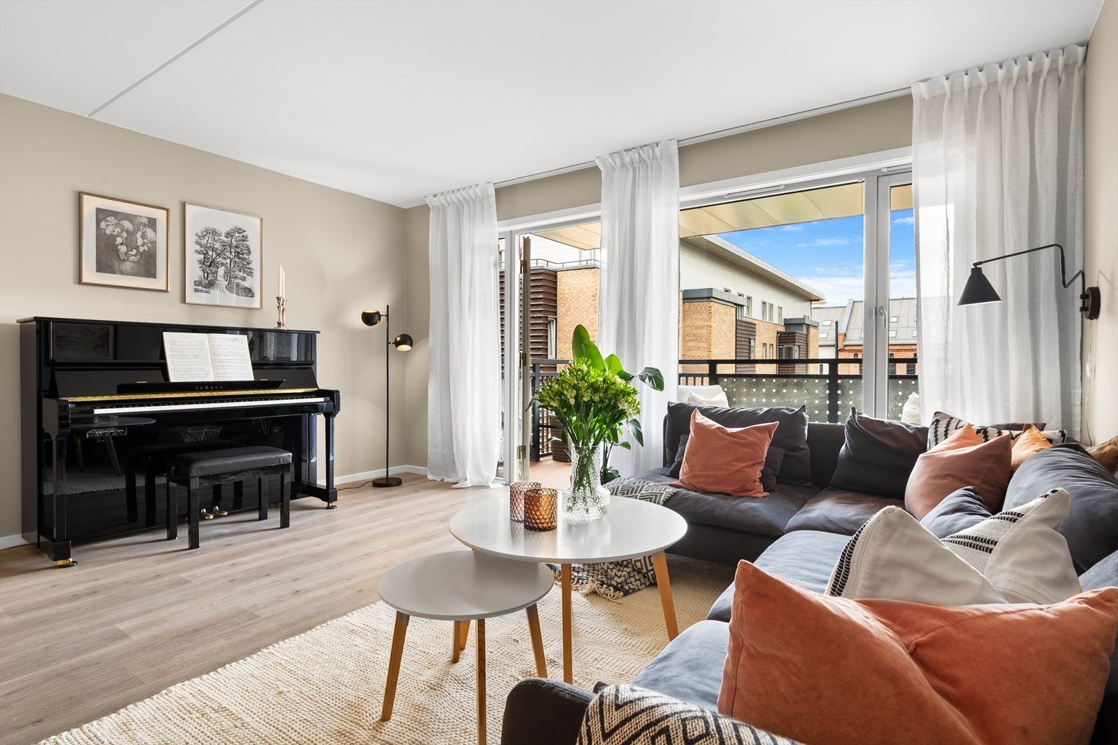 Stuen er nymalt i delikate soothing beige som gir et behagelig og delikat uttrykk. Enkelt å møblere med eget møblement og interiør. Galleribilde
