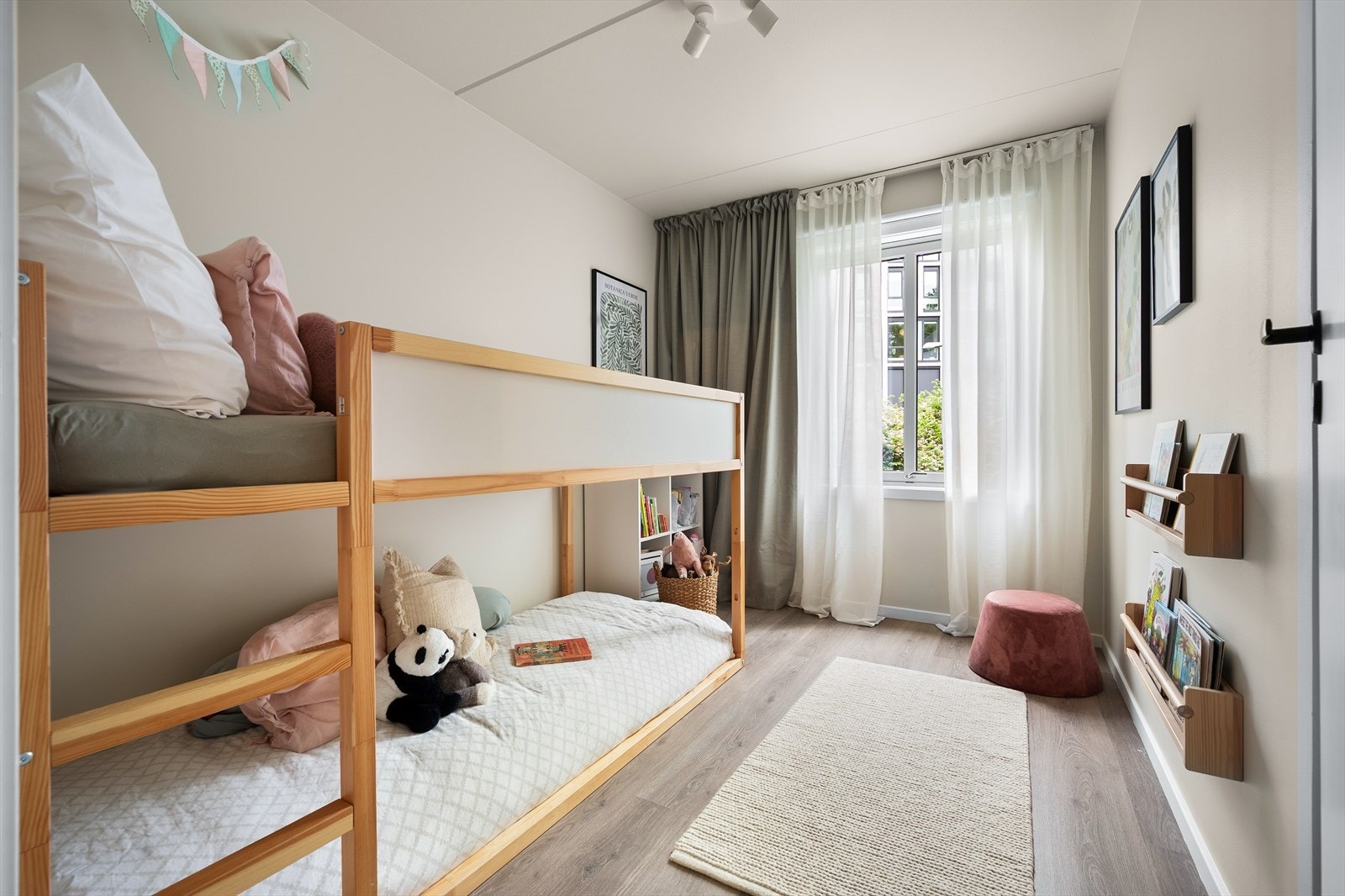Dette rommet er i dag familiens barnerom, og har godt med plass til køyeseng og hylle. Galleribilde