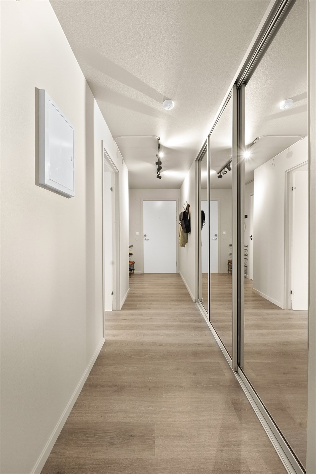 Her blir man møtt av en lys og romslig entré med praktisk skyvedørsgarderobe med speilskap. Interiøret i hele leiligheten preges av tidsriktige og moderne fargevalg, gjennomgående og rikelig med dagslys. Velkommen inn! :) Galleribilde