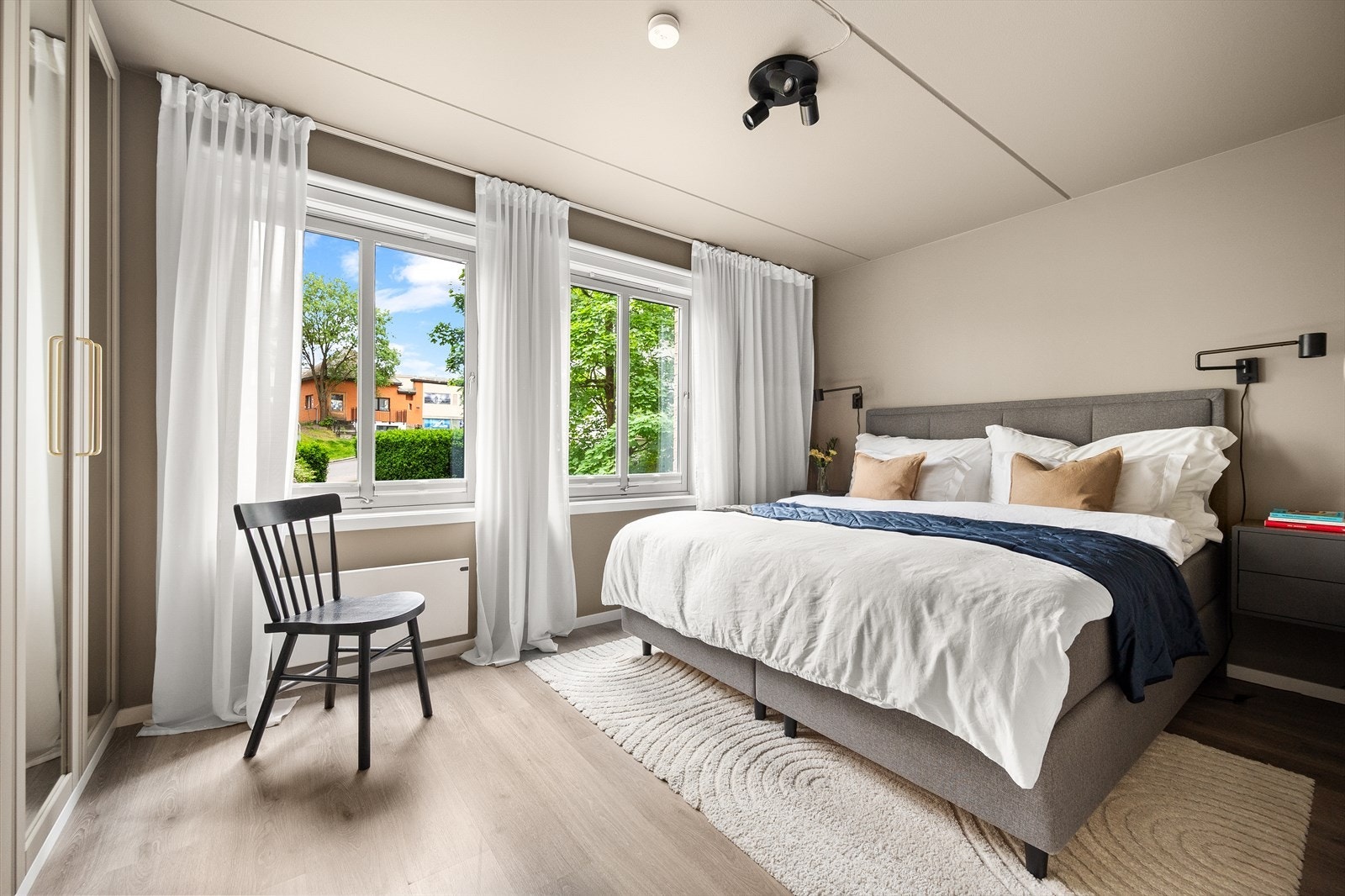 Om ikke dette rommet gir deg tidenes hotell-følelse, så vet ikke jeg. Romslig og svært delikat, med god plass til stor dobbeltseng og tilhørende nattbord. Galleribilde