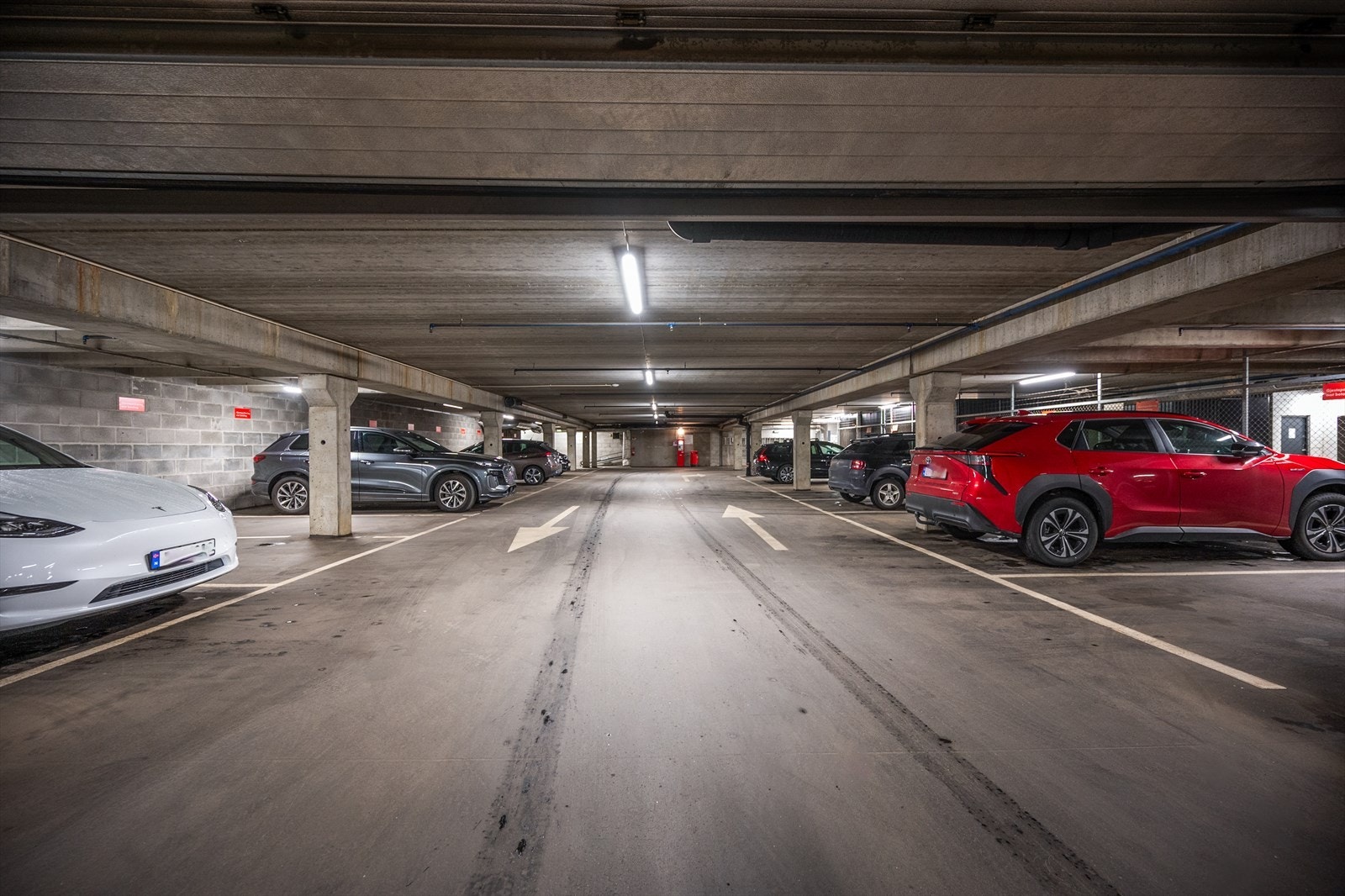 Gjesteparkeringsplasser kan kun benyttes av gjester til boligsameiene, samt av gjester til næring i ordinær kontortid og i henhold til den til enhver tid gjeldende ordning for bruk av disse. Det er 4 timer gratis ved bruk av app. Galleribilde