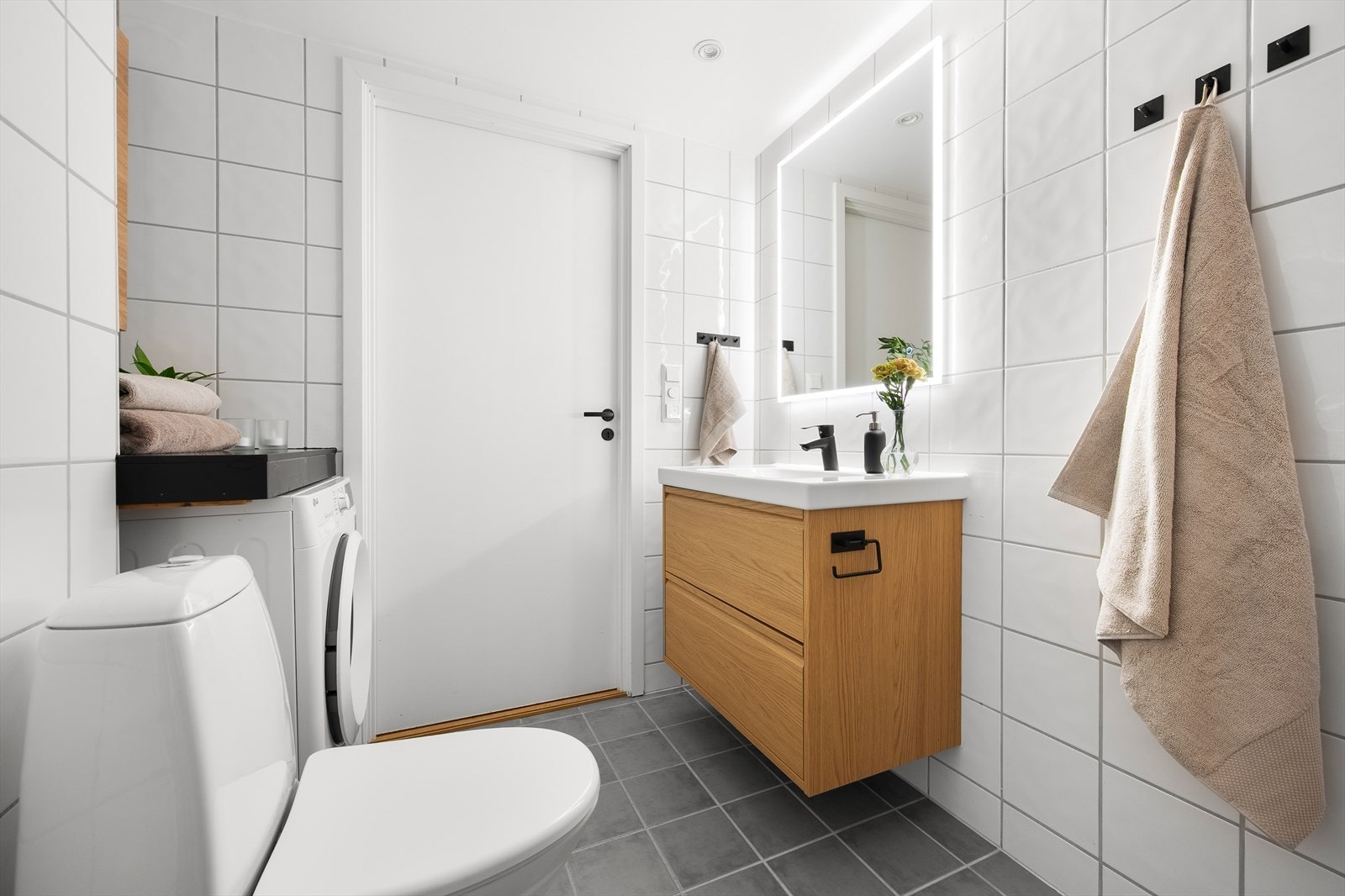 Det er opplegg for vaskemaskin i praktisk nisje, samt at badet har mekanisk avtrekk. Det er plass til tørketrommel om man fjerner skapet over vaskemaskinen. Galleribilde