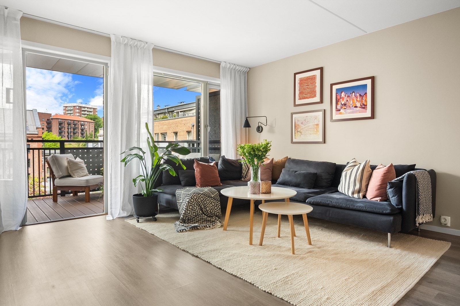 Leiligheten har en varm og innbydende stue av god størrelse, med store, flotte vinduer som gir godt med lysinnslipp. Galleribilde