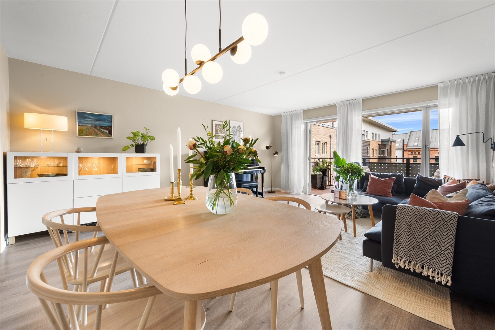 Stuen er meget arealeffektiv og har god plass til både stor sofagruppe, og spisegruppe som får sine naturlige plasser i rommet. Galleribilde