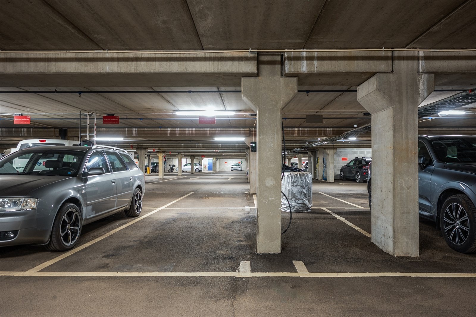 Det er heisadkomst direkte ned til garasjeanlegget hvor det medfølger 1,5 garasjeplass. Den lille plassen mellom bjelkene tilhører, og her kan man oppbevare bla. bildekk, eller om du har en motorsykkel er det jo helt perfekt! Galleribilde