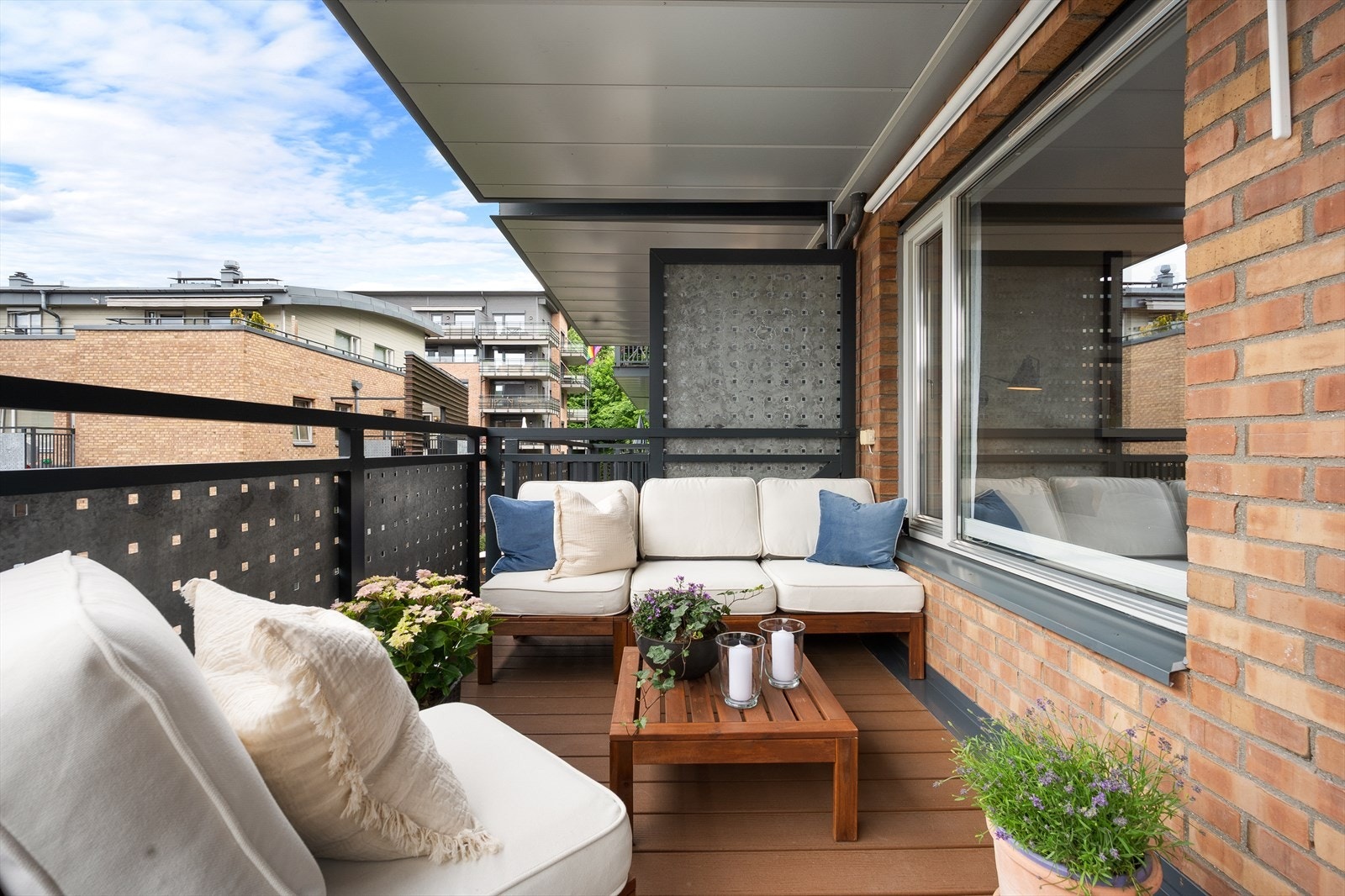 Her er det godt med plass til utemøbler og grill. Balkongen har utsikt mot koselig fellesareal hele året, med frodige, fargerike planter som gir et ekstra pent utsyn om vår/sommeren. Galleribilde