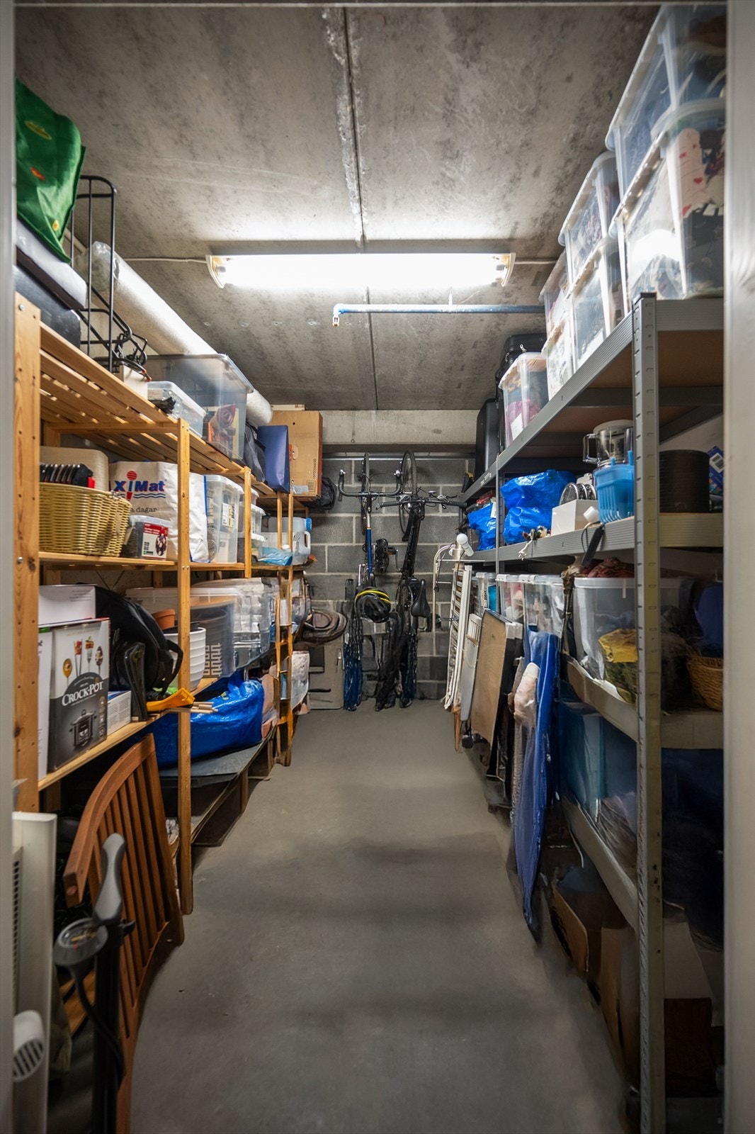 Boden er i kjelleranlegget og har egen inngang. Boden er på hele 9 kvm og byr på godt med med plass. Galleribilde