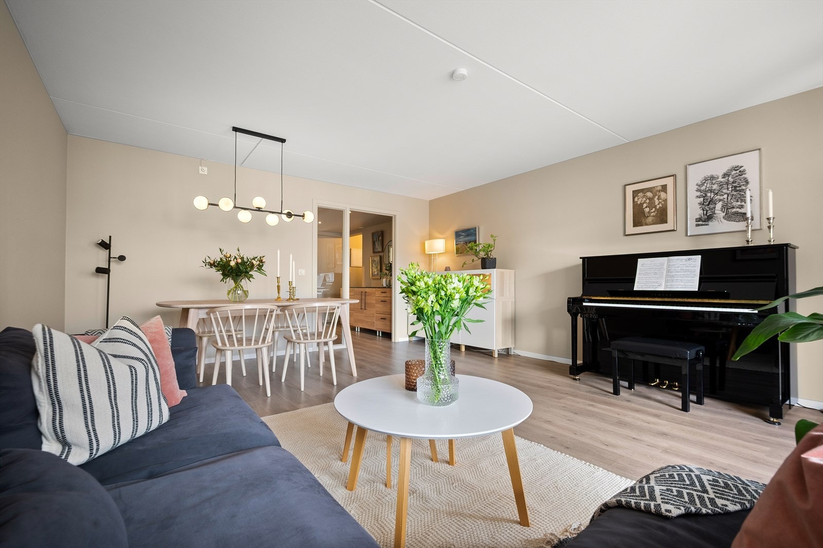 Takhøyden i stuen ble målt til 2,39 meter. Galleribilde