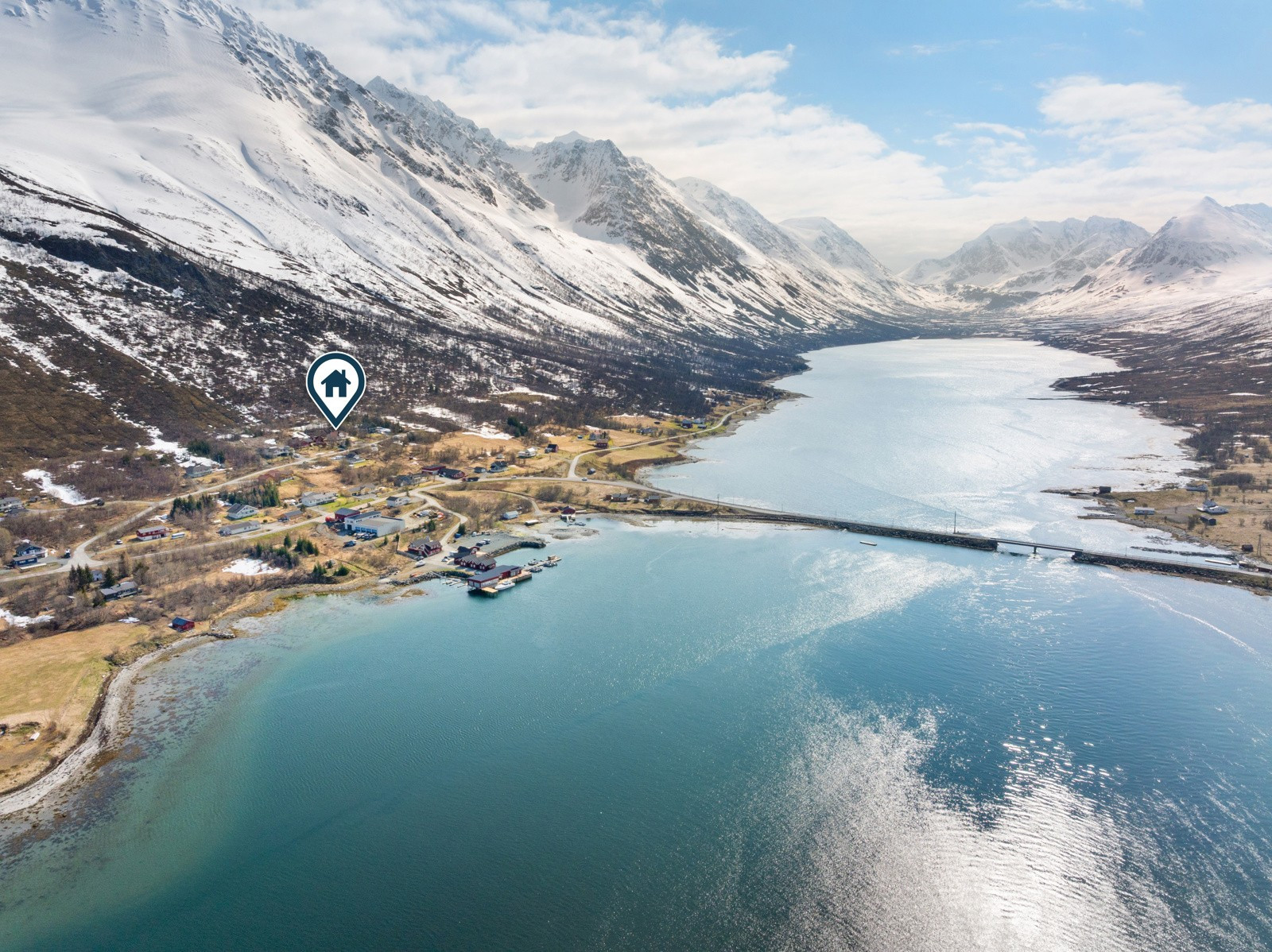 Eiendommen har en naturskjønn beliggenhet med nærhet til alle flotte turmål i Lyngen.