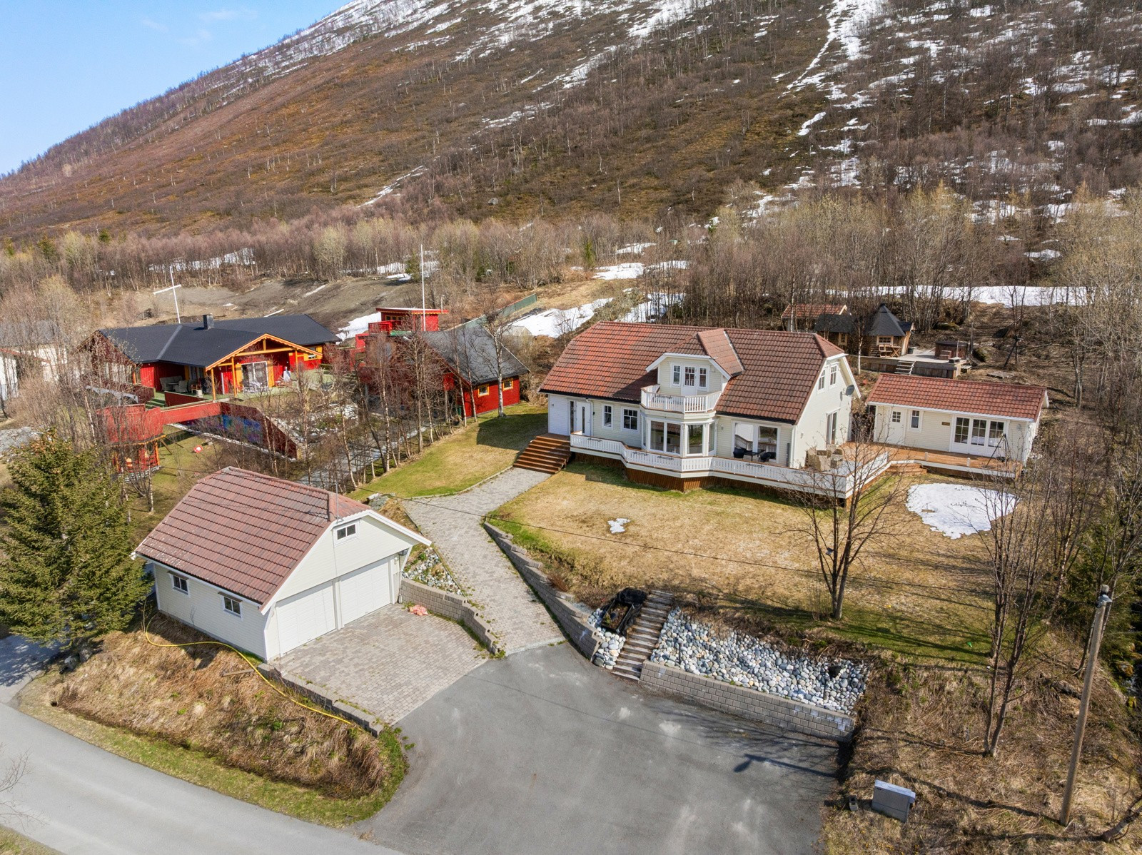 Velkommen til Lassofjellveien 34 - En herskapelig enebolig med dobbelgarasje presentert av Inger Alette Eira!
