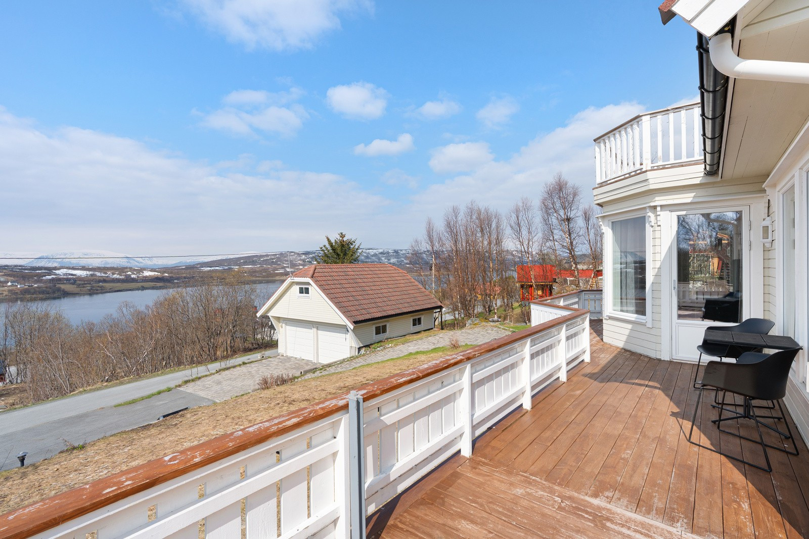 Stor terrasse/platting med areal på ca. 87 kvm