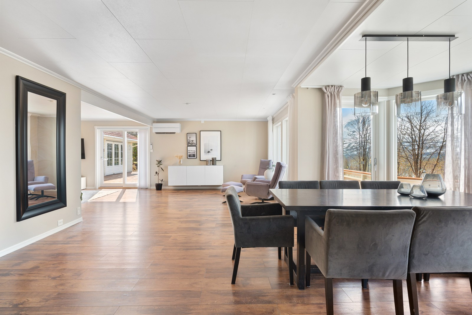 Stuen fungerer som et fantastisk allrom for hele familien!