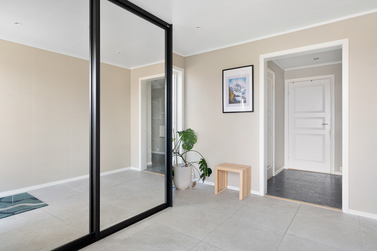 Entréen har innfelte downlights i himling og på vinduskarmer. Entréen er etablert i 2022