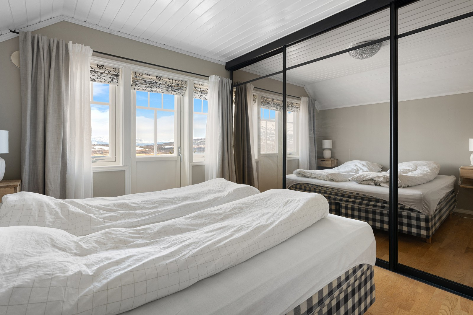Hovedsoverom med stor skyvedørsgarderobe med gode oppbevaringsmuligheter.