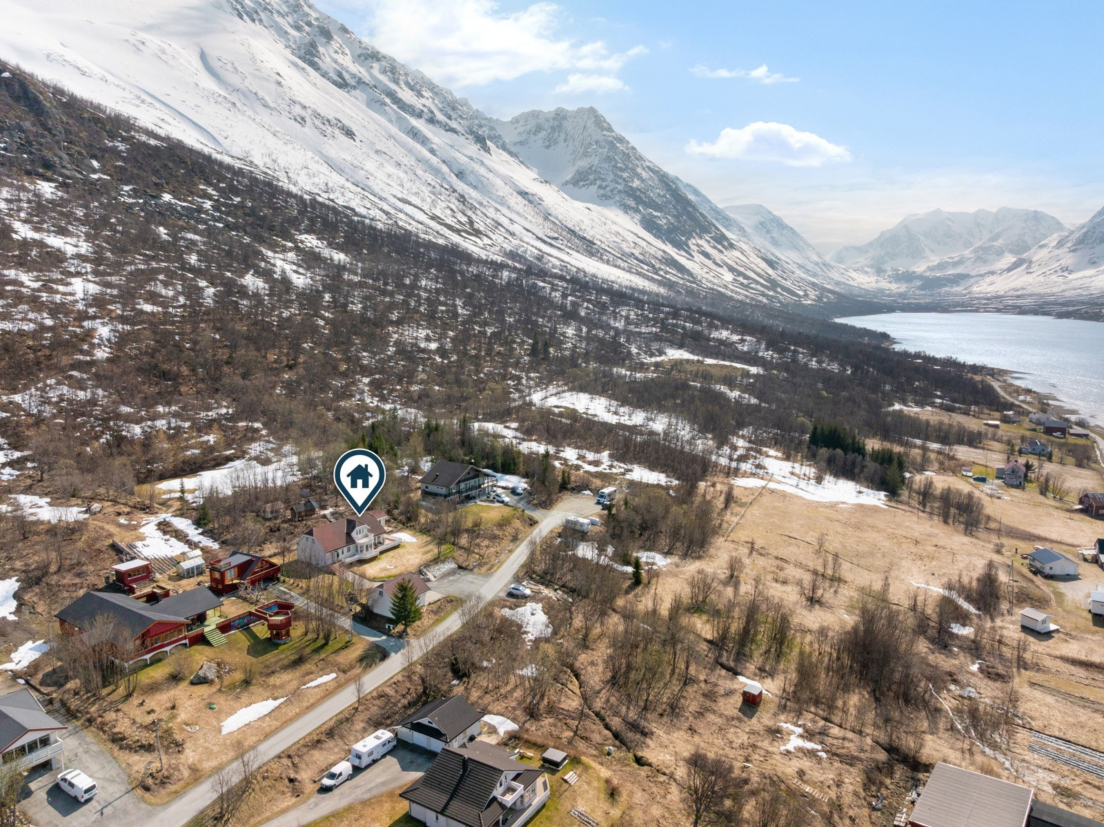 Lyngen har mange flotte og populære turområder for både store og små - sommer som vinter. Det finnes også scooterløype i nærheten.