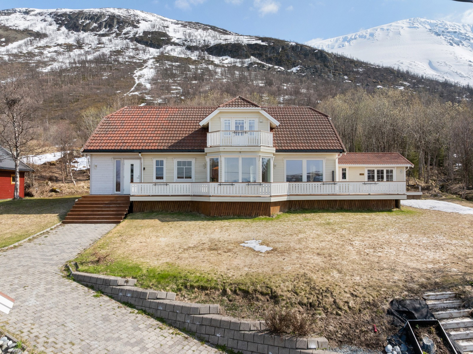 En flott enebolig med flotte uteområder, grillhytte, badstue og badestamp i naturskjønne Nord-Lenangen!