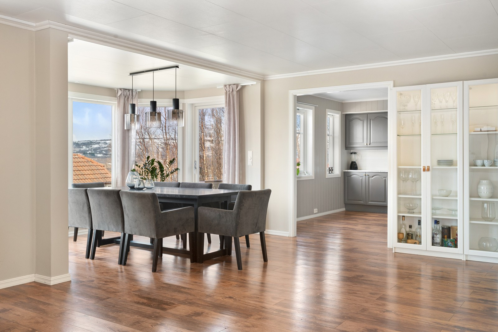 Spisestue med plass til langbord, hvor man kan samles til middager med familie og venner